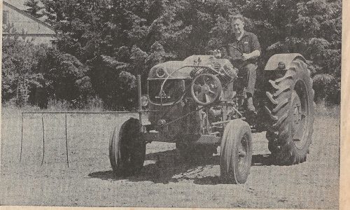 Maskinhandler Aksel Kyed viser her “vildtredningsapparatet” monteret på en Deutz traktor 1966