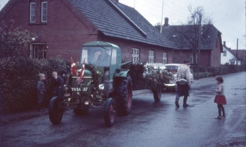 1961 Gravens Mejeris 50 års jubilæum, Aksel Andersen Egelandvej holder klar med sin pyntede Deutz traktor